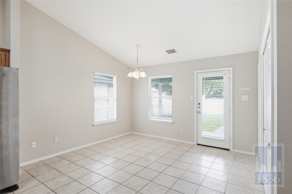 437 Sampson - Photo 4