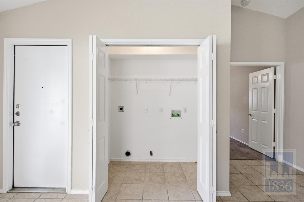 437 Sampson - Photo 6