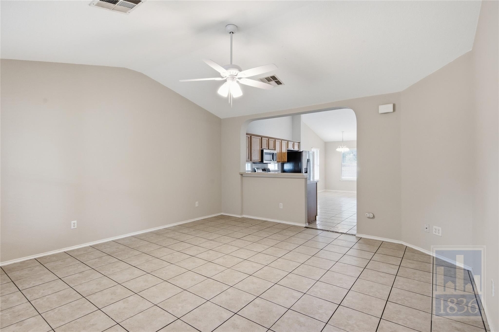 437 Sampson - Photo 3
