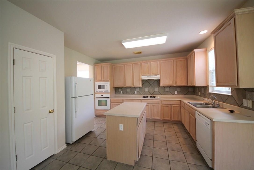 15843 Garrison Cir - Photo 8