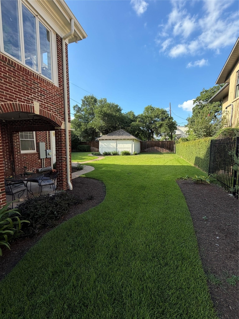 104 W 33rd St - Photo 2