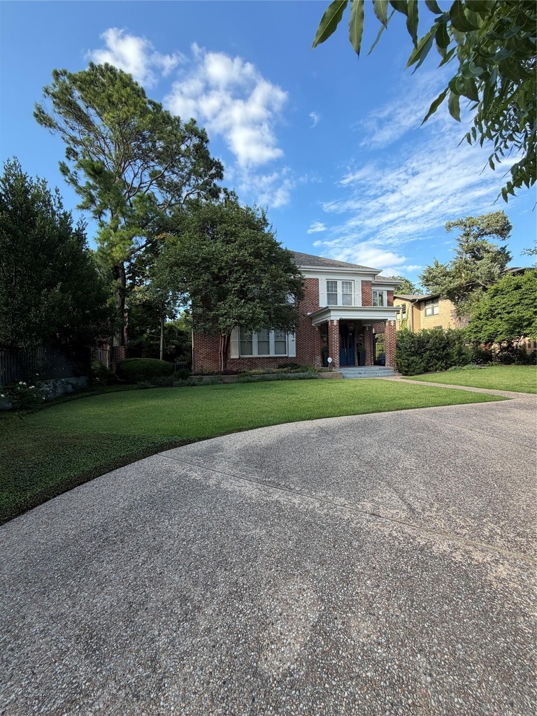104 W 33rd St - Photo 1