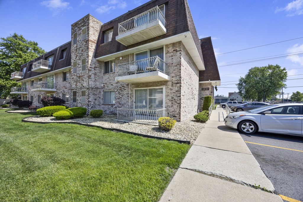 3237 S Manor Drive - Photo 2