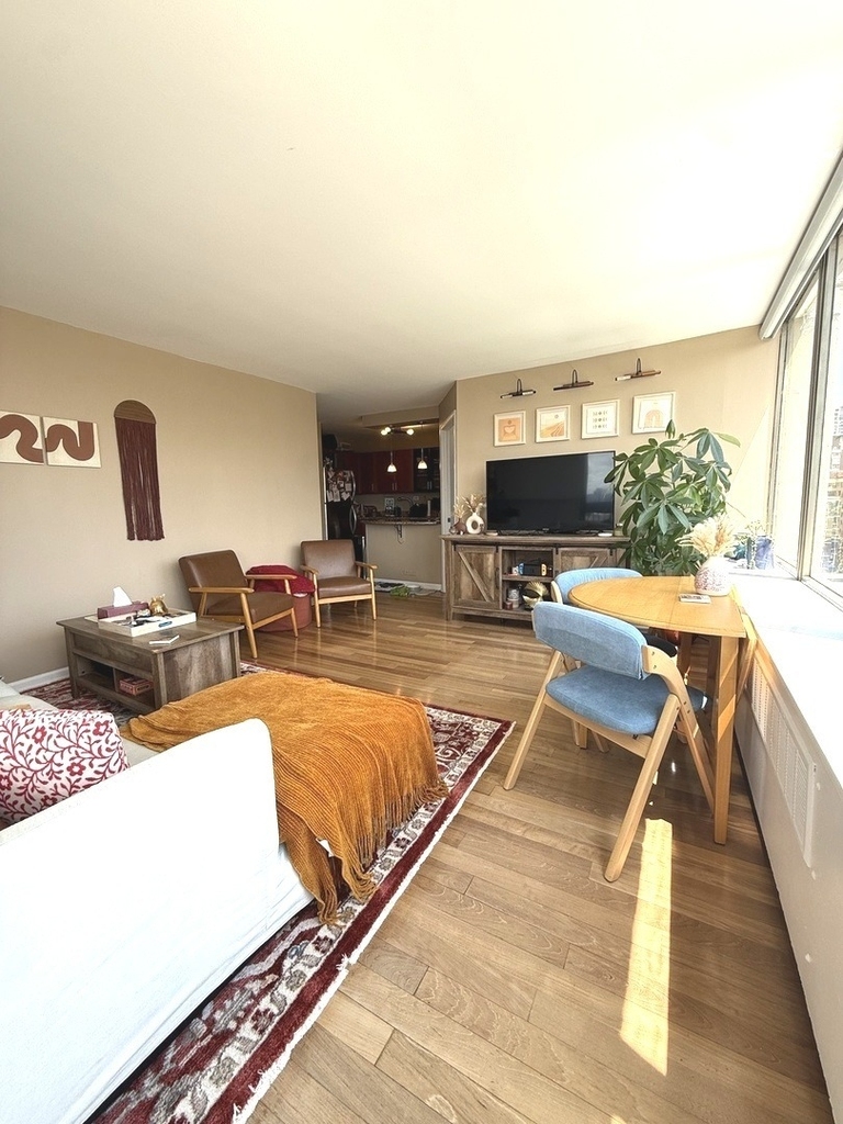 1355 N Sandburg Terrace - Photo 2