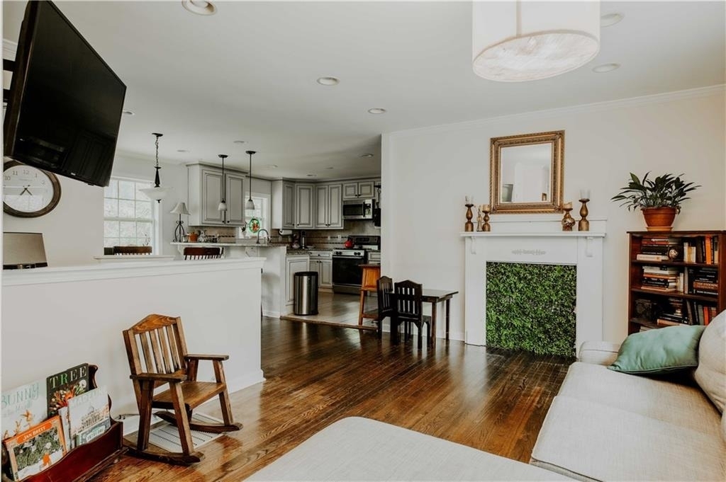 1496 Woodland Avenue Se - Photo 2