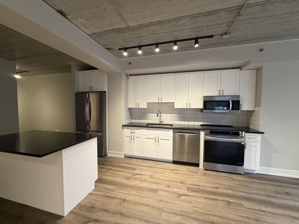 952 W Carmen Avenue - Photo 1