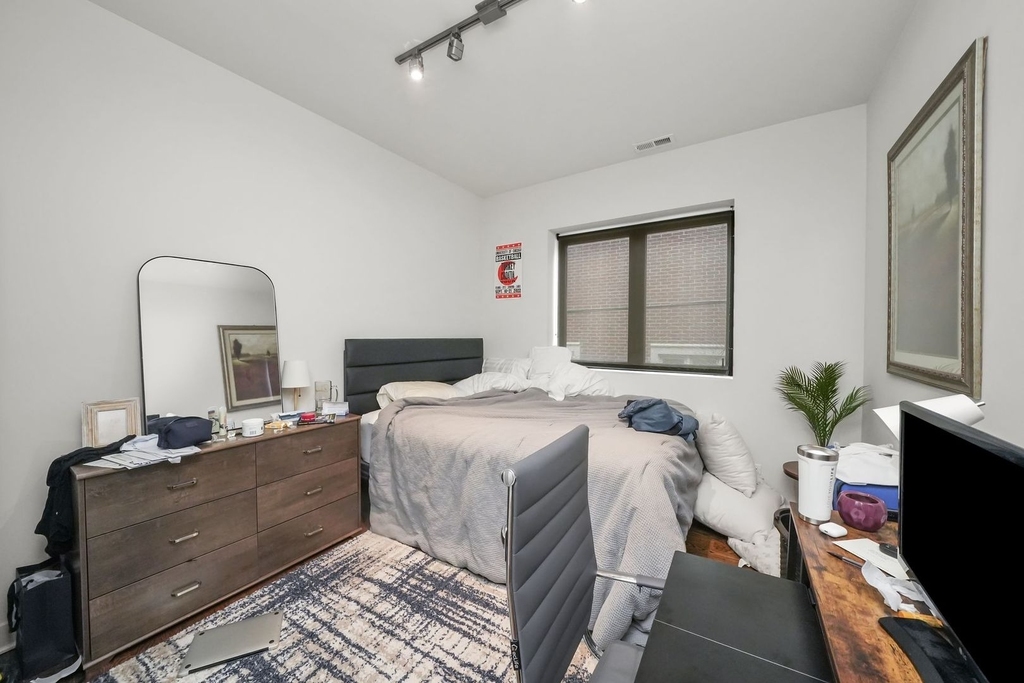 838 W Erie Street - Photo 10