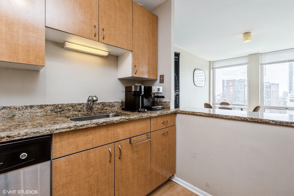 111 E Chestnut Street - Photo 6