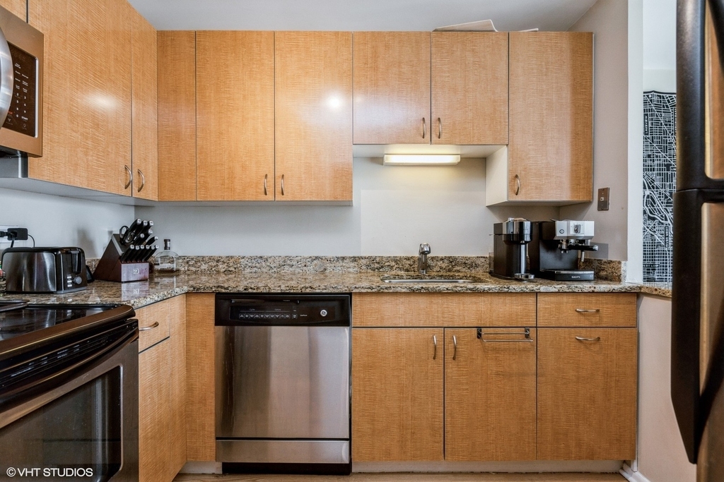 111 E Chestnut Street - Photo 5