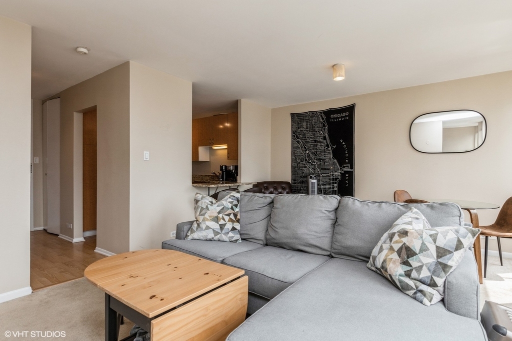 111 E Chestnut Street - Photo 2