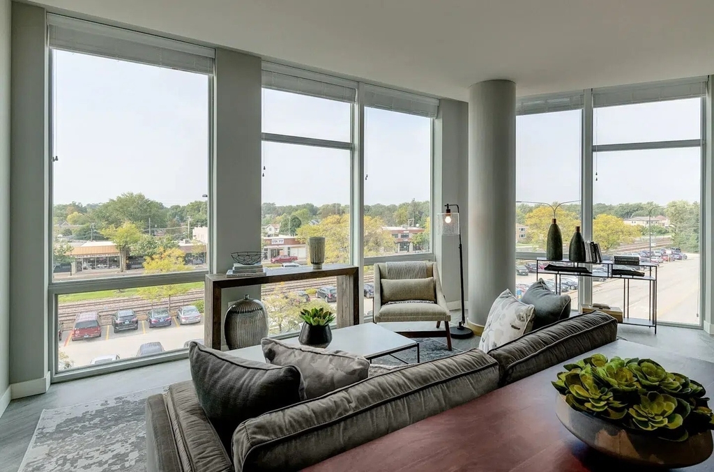 20 W Northwest Highway - Photo 5