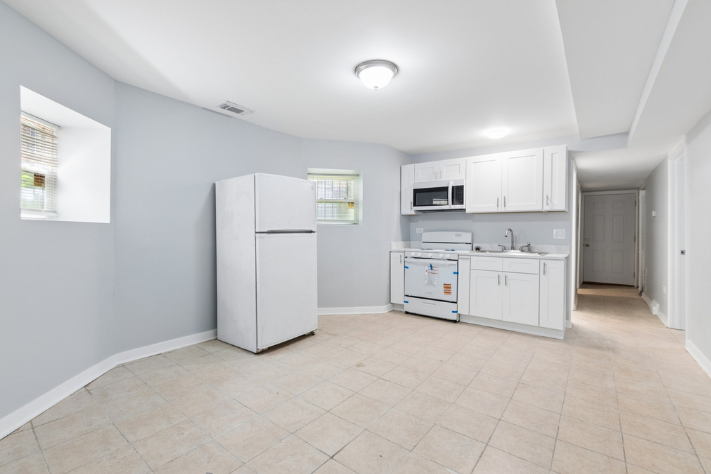 1404 S Hamlin Avenue - Photo 5