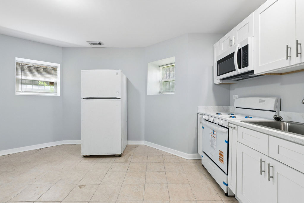 1404 S Hamlin Avenue - Photo 6