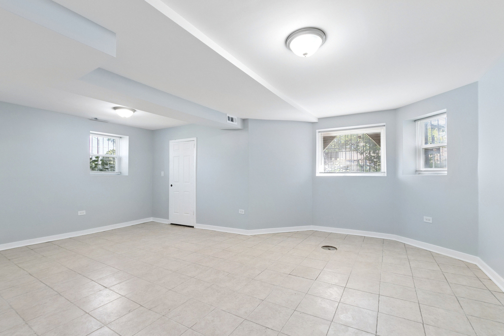 1404 S Hamlin Avenue - Photo 2