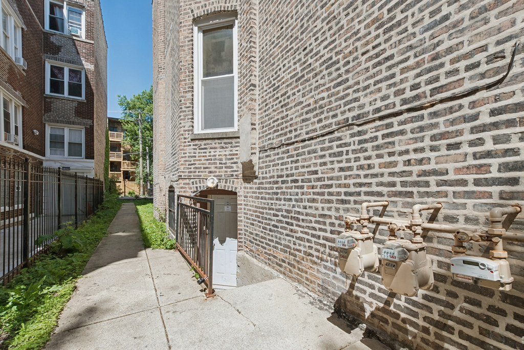 1404 S Hamlin Avenue - Photo 1