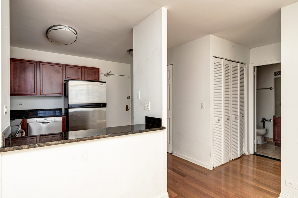 222 E Pearson Street - Photo 3