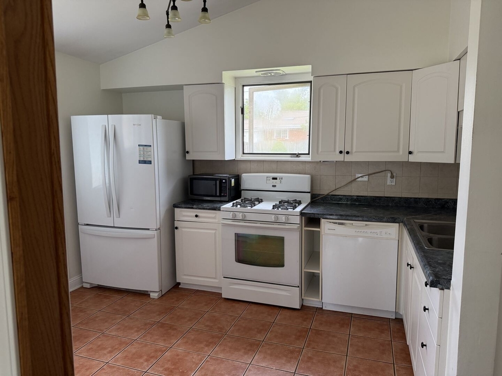 212 Valerie Court - Photo 8