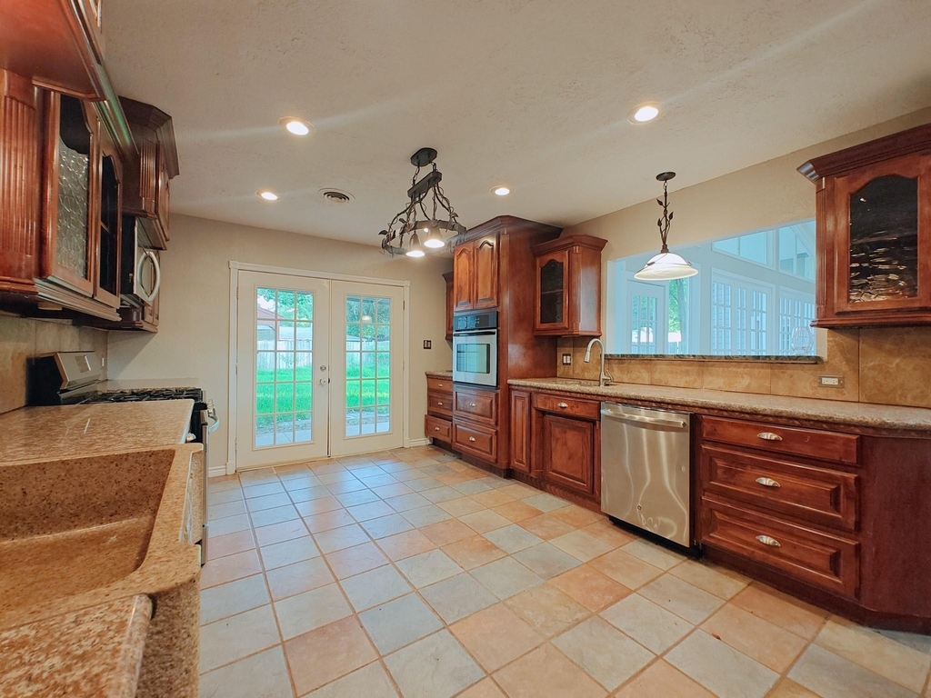 321 21st Avenue N - Photo 10