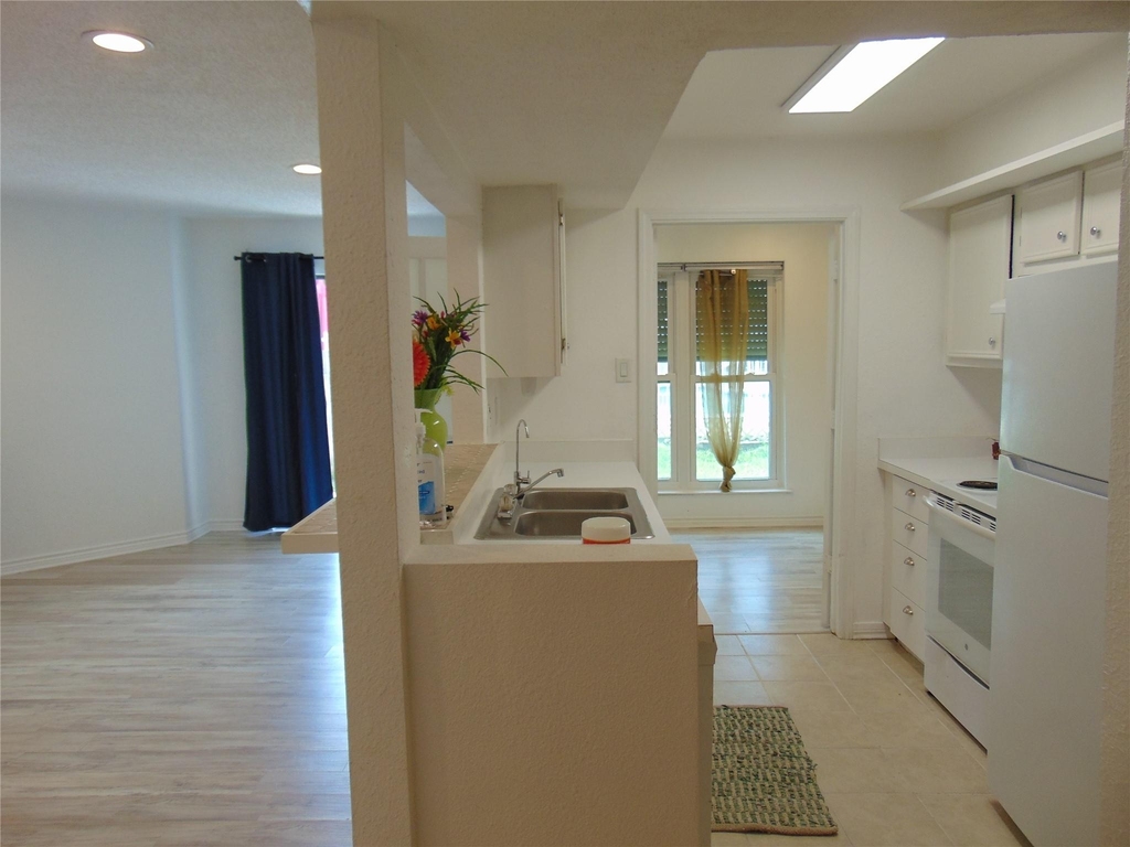 3220 69th Street - Photo 3