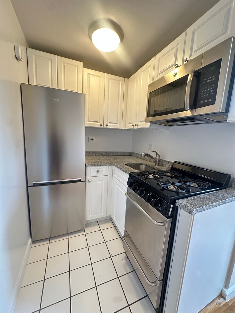 850 Amsterdam Avenue - Photo 2