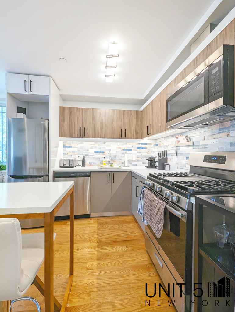 319 Graham Avenue - Photo 2