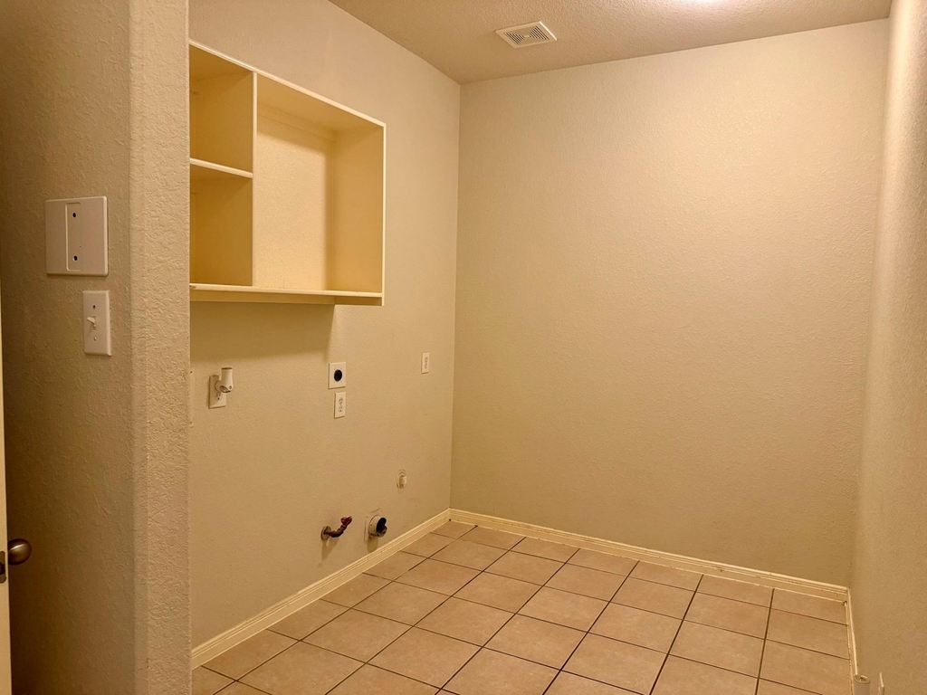 202 Almond Drive - Photo 5