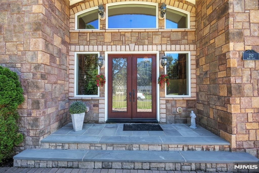 252 Mabel - Photo 2