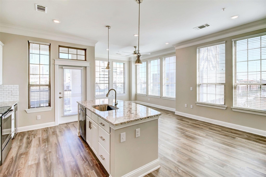 2111 Austin Street - Photo 0