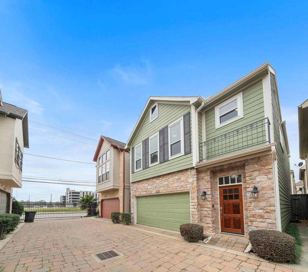 2927 Clinton Drive - Photo 1