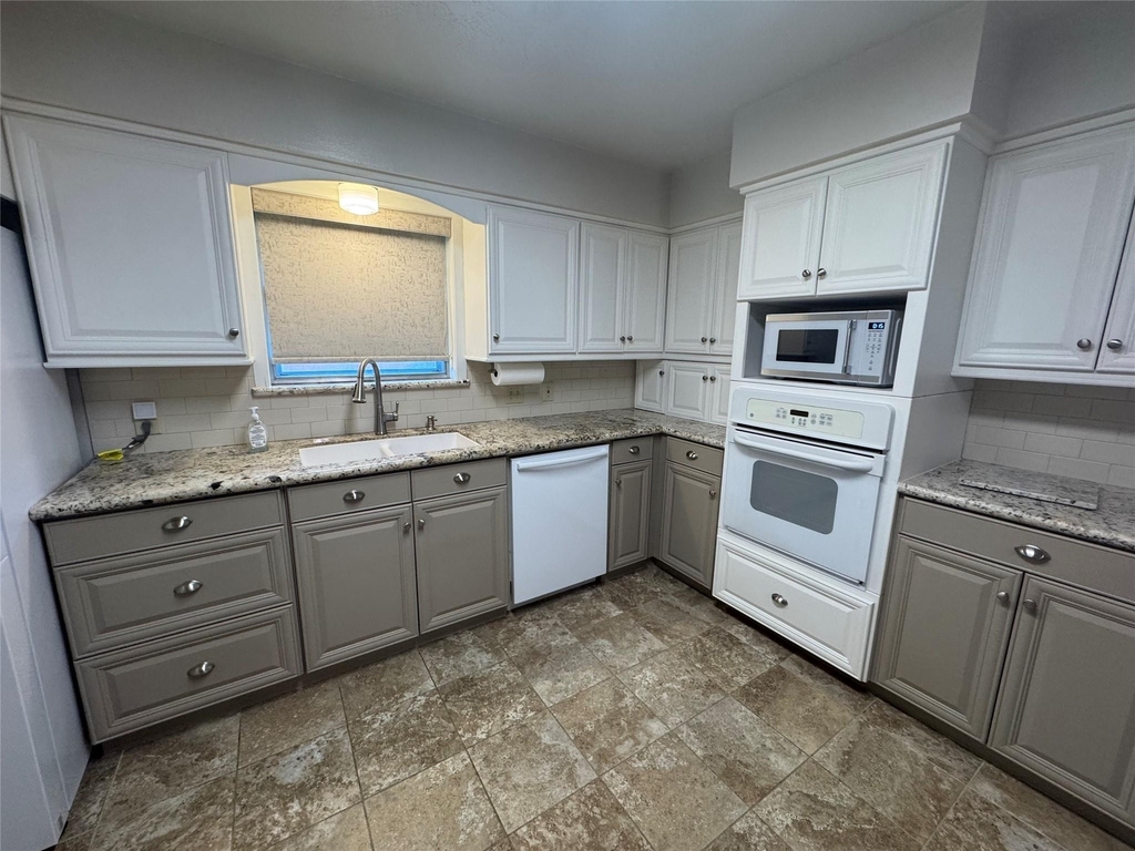 2611 Prairie Avenue - Photo 12