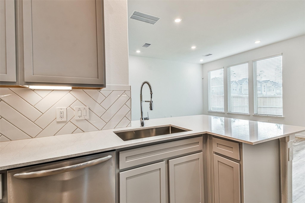 678 Royal Arch - Photo 14