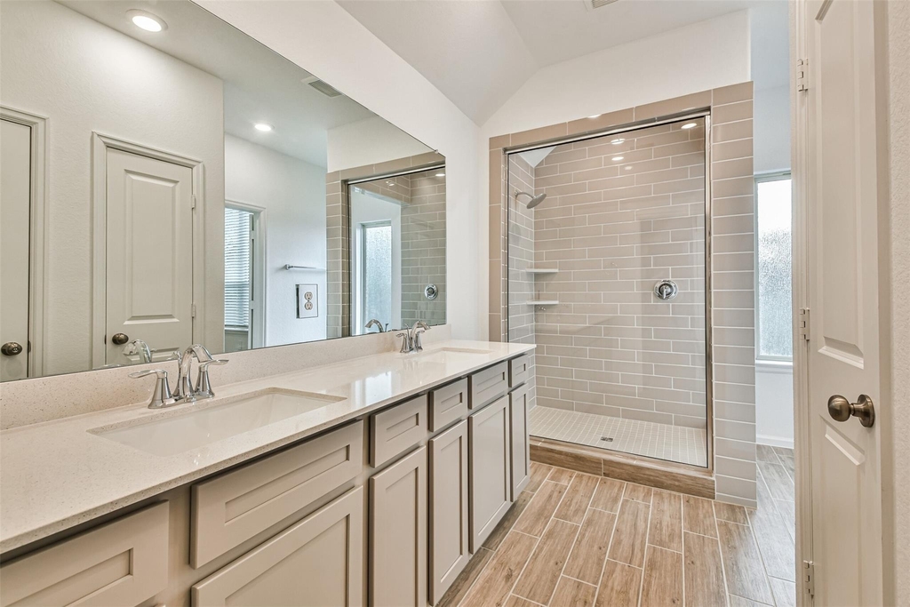 678 Royal Arch - Photo 24