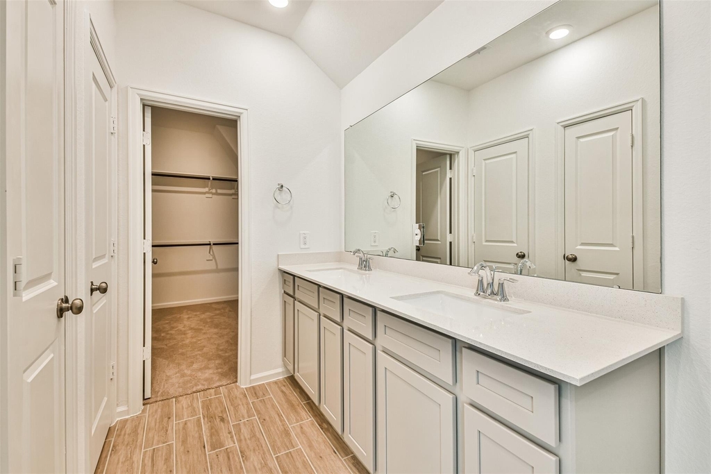 678 Royal Arch - Photo 23