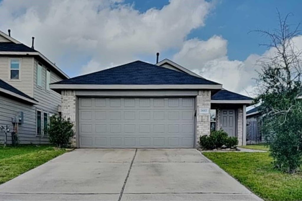 18811 Charter Elm Drive - Photo 0