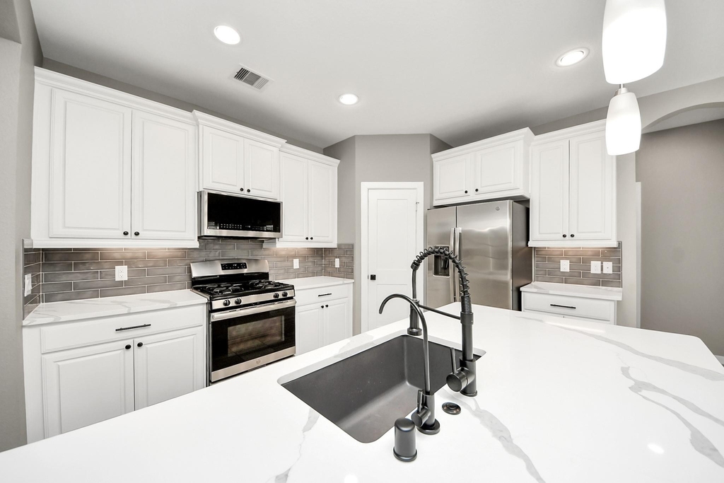 16011 Monument Hill Crossing - Photo 3