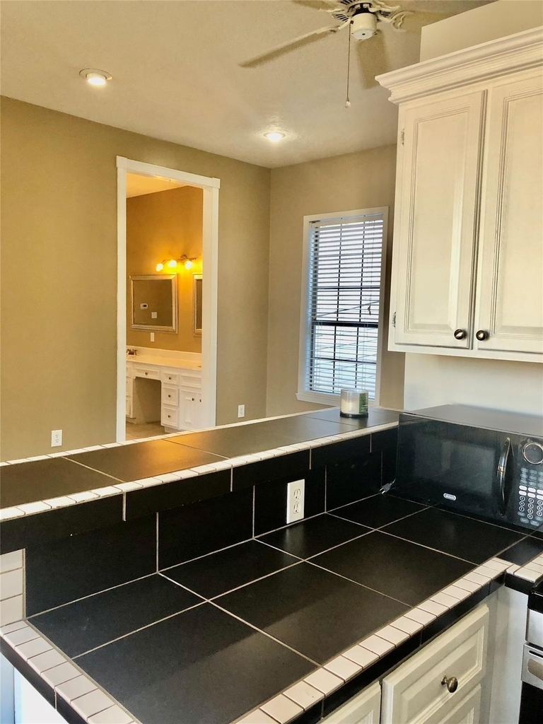 543 W 27th Street - Photo 9