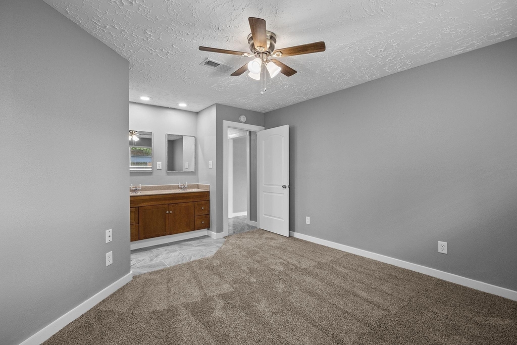 8122 Swan Meadow Lane - Photo 11