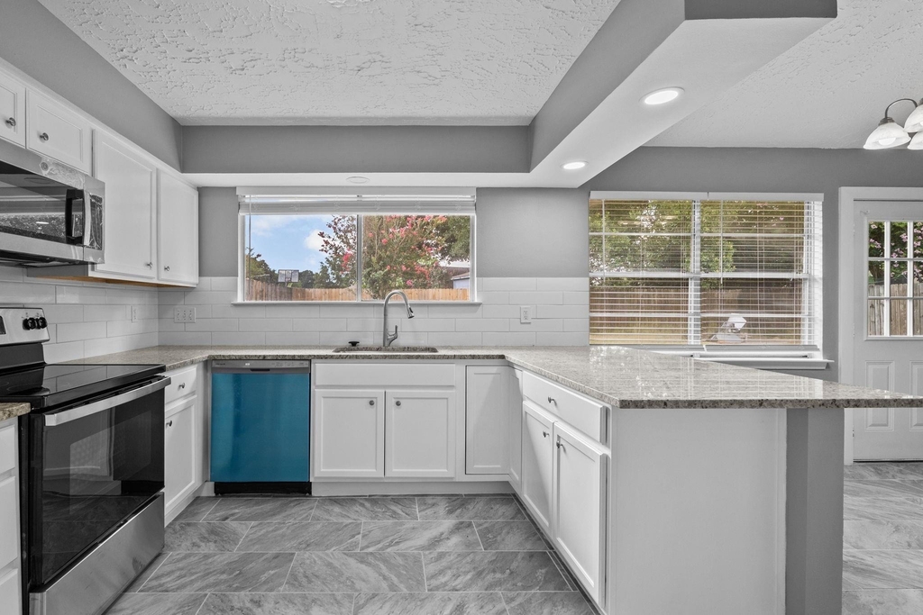 8122 Swan Meadow Lane - Photo 7