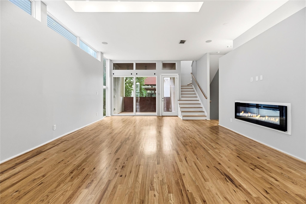 1107 W 17th Street - Photo 1