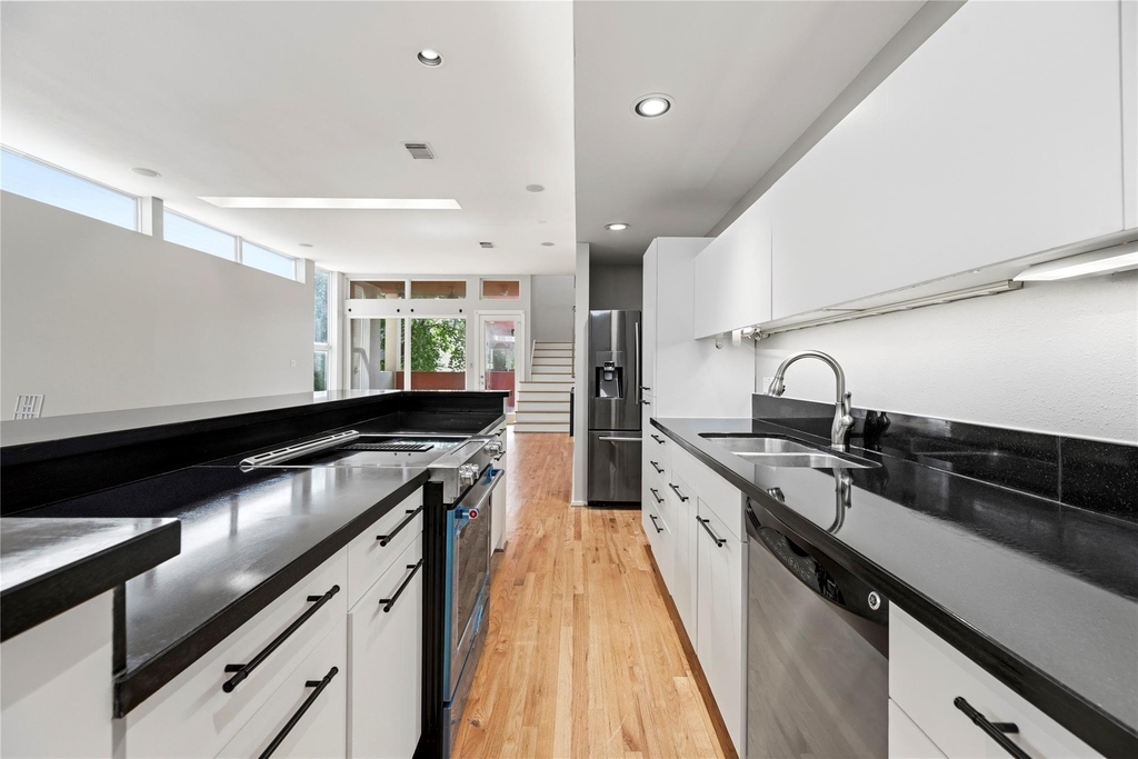 1107 W 17th Street - Photo 4