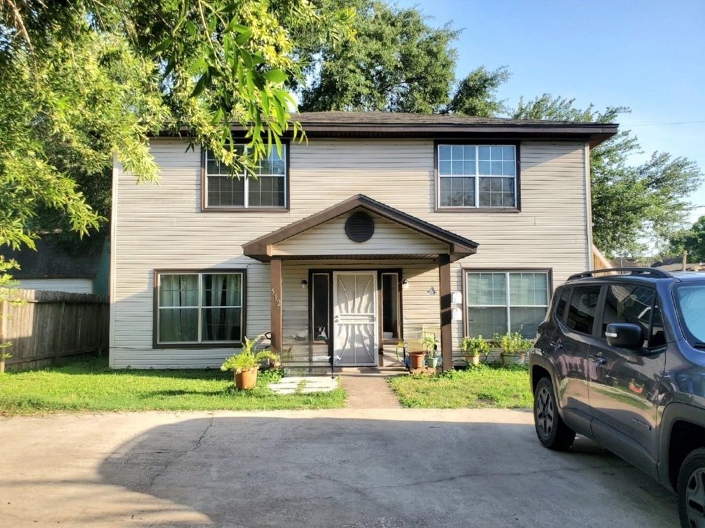 512 Avenue A - Photo 0