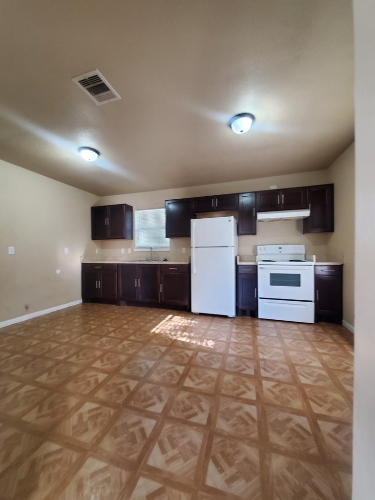 512 Avenue A - Photo 1