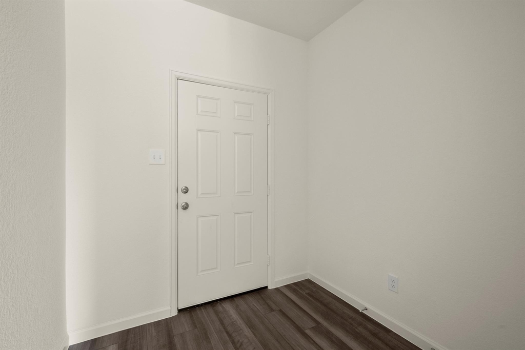 688 Amesbury - Photo 5