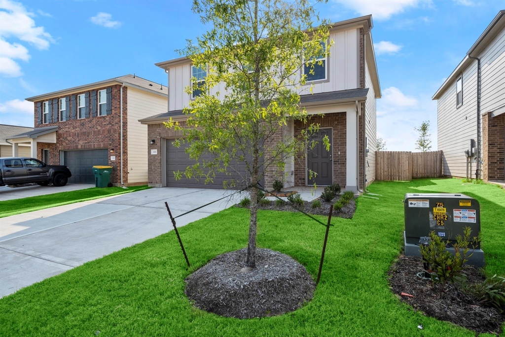 688 Amesbury - Photo 3