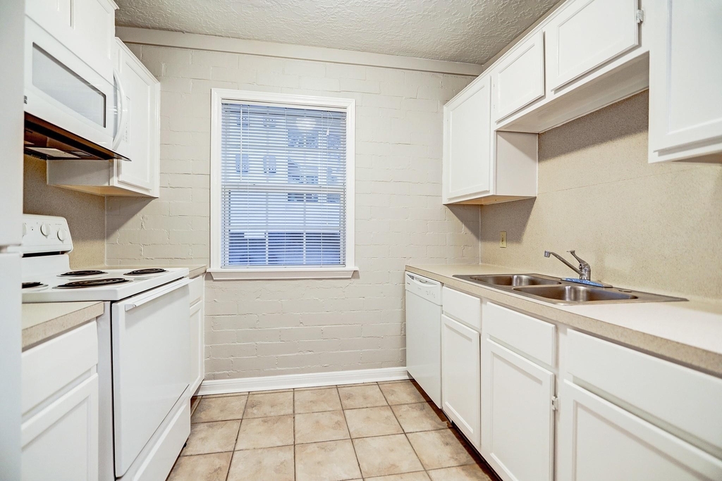 802 Stanford Street - Photo 0