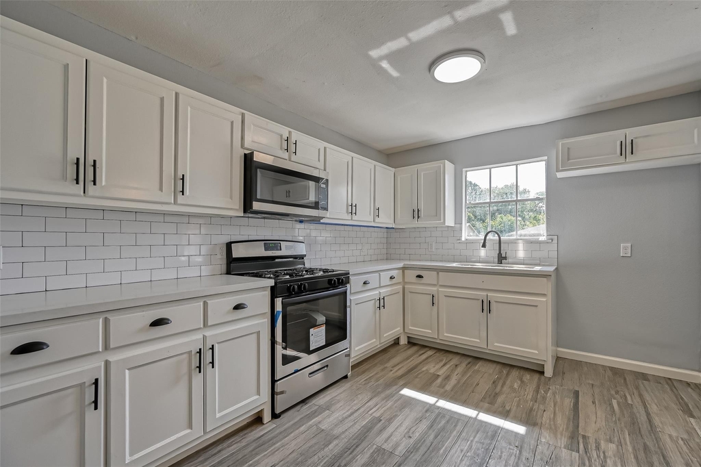 8623 Valley Forest Drive - Photo 14