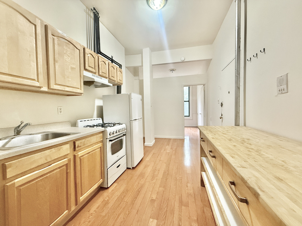 East 9th Street - Photo 0