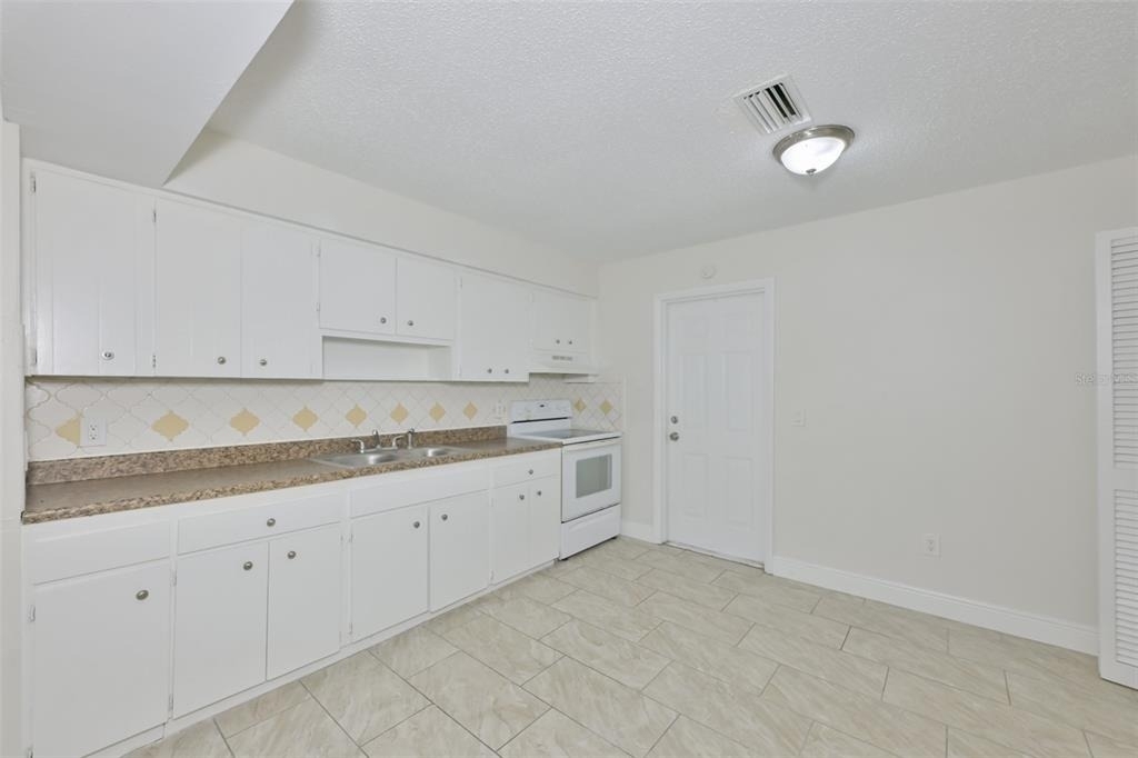 15616 Avalon Avenue - Photo 7