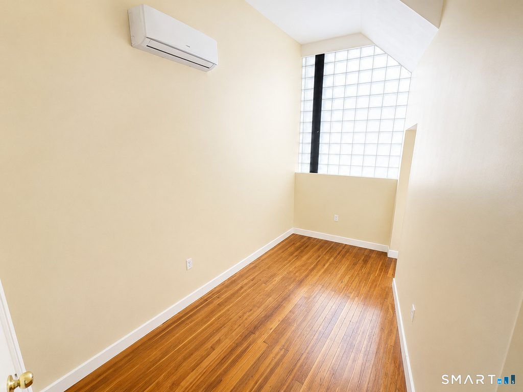 105 Bank Street - Photo 4