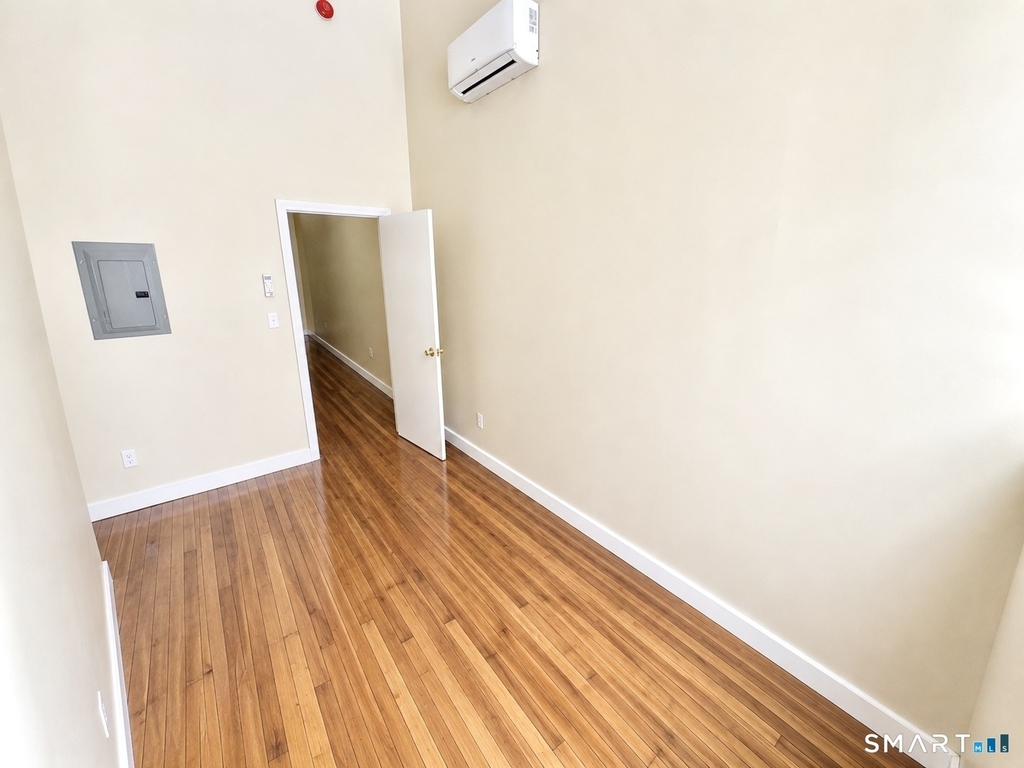 105 Bank Street - Photo 2